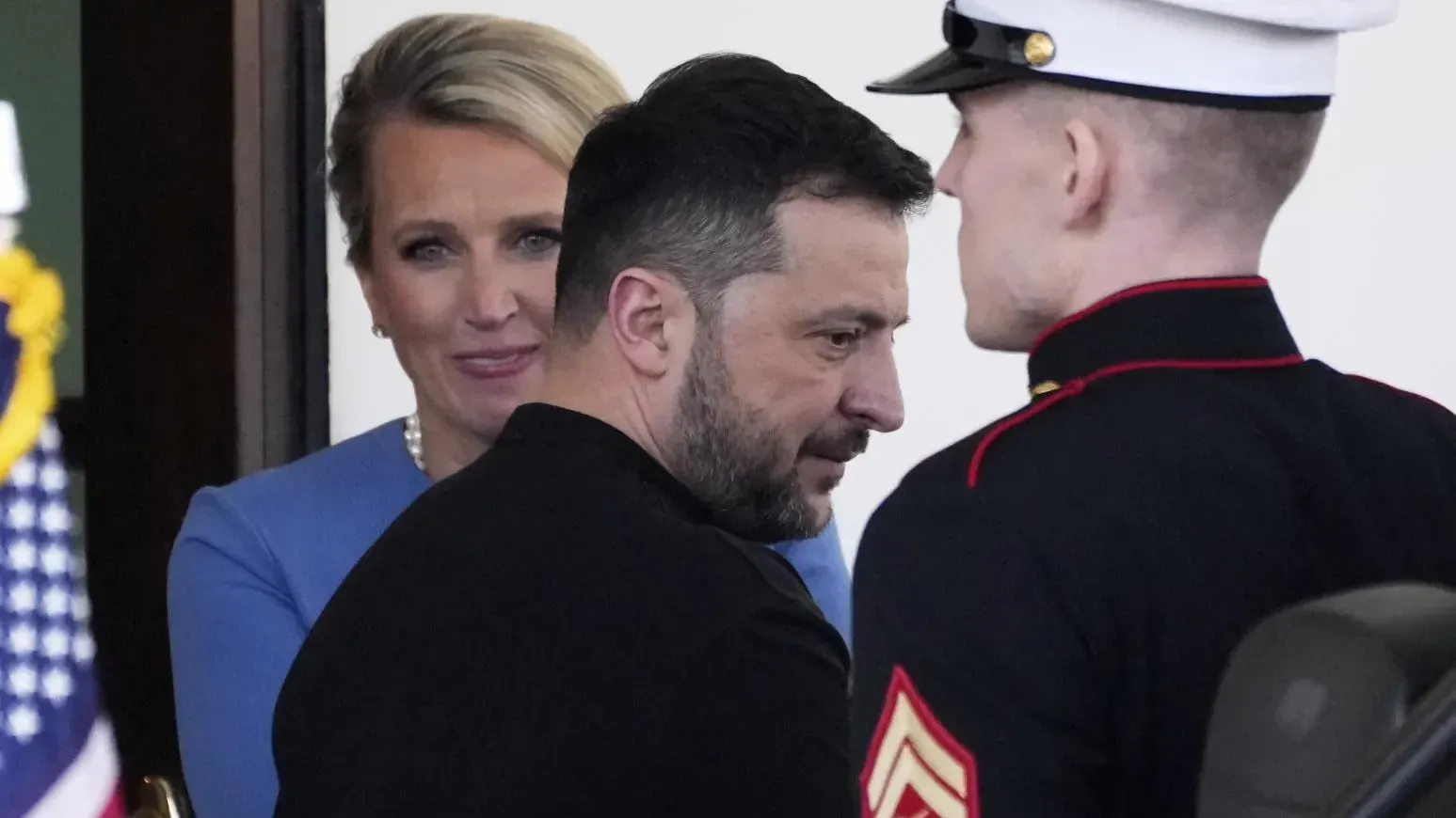 澤連斯基與特朗普爆發口角後，一臉不悅離開白宮。（圖/美聯社）