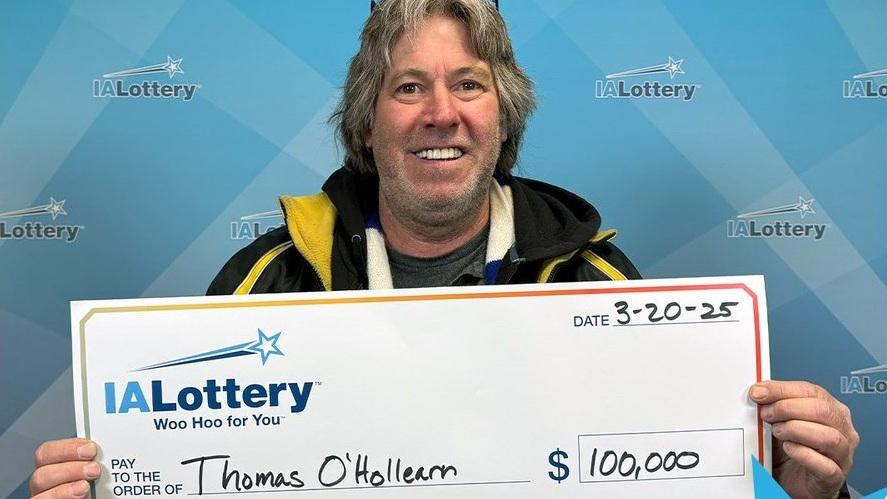 奧霍倫開心領取10萬美元威力球獎金支票。(互聯網)