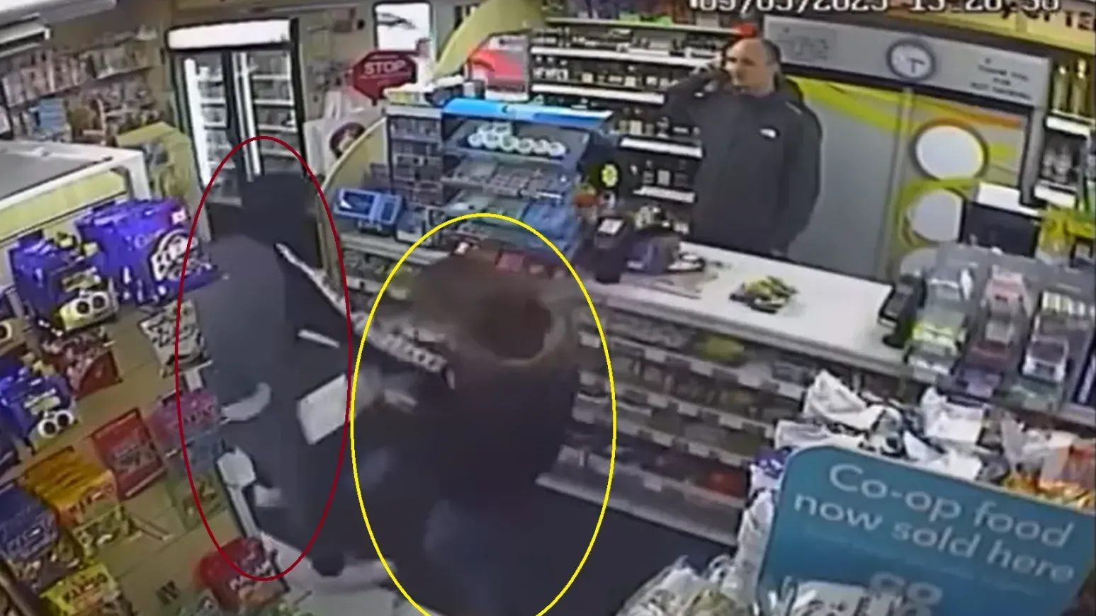 凱林（黃圈處）當場出手制止賊人的犯行。（圖／翻攝Facebook「Wadokai England」）