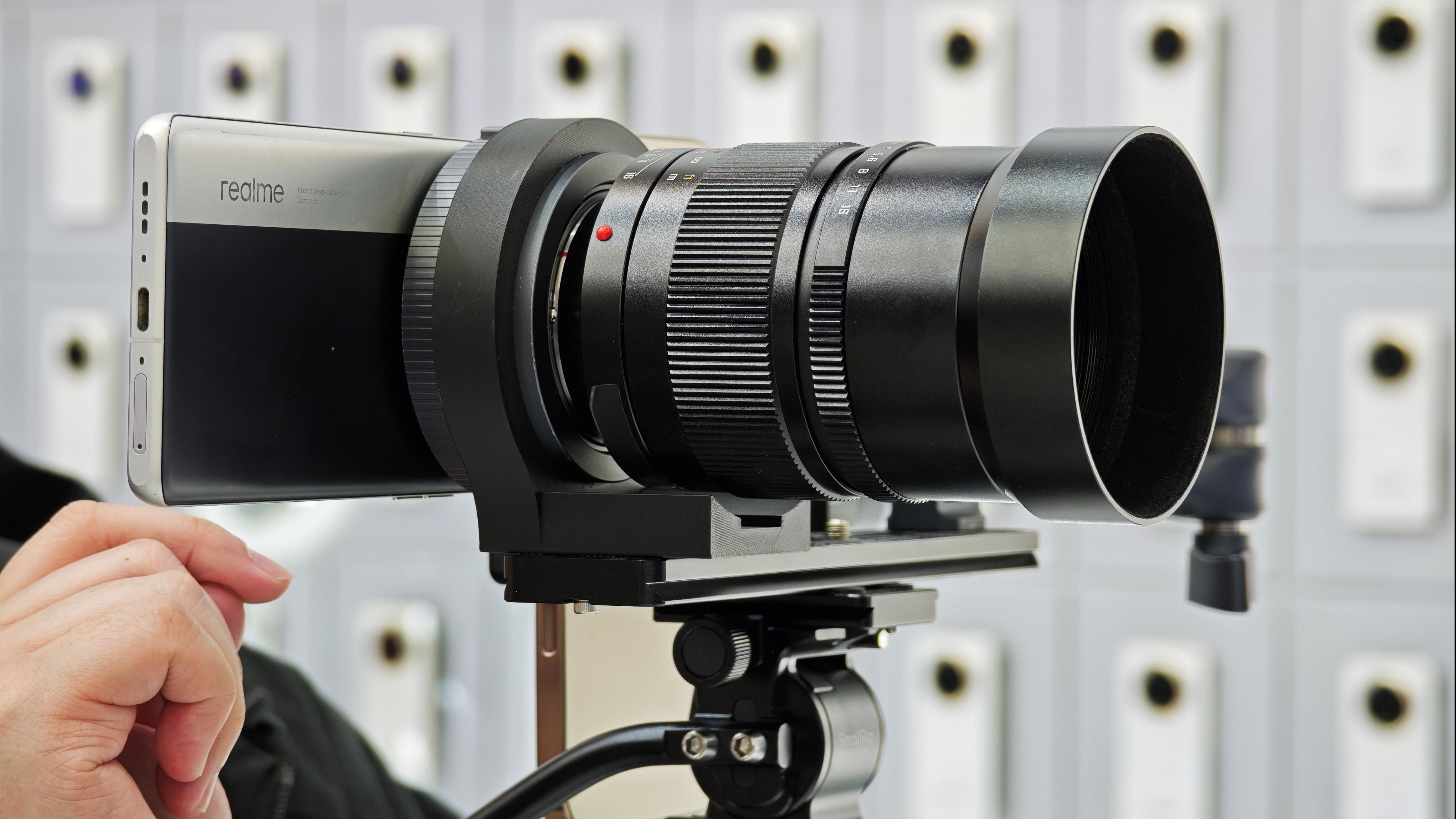 MWC 2025｜realme兩部奇特手機　可換相機鏡頭、遇冷變色機殼