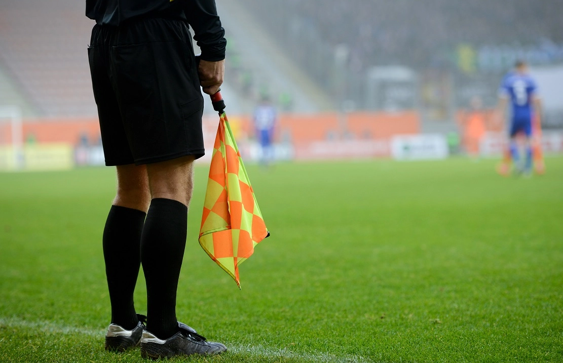 德國一場業餘足球比賽日前發生罕見「離奇事故」，球證賽前檢查雙方的身分文件時，突遭一名球員的小孩衝入球場咬傷其睾丸，導致球賽被迫取消。(資料圖片/圖非當事人)