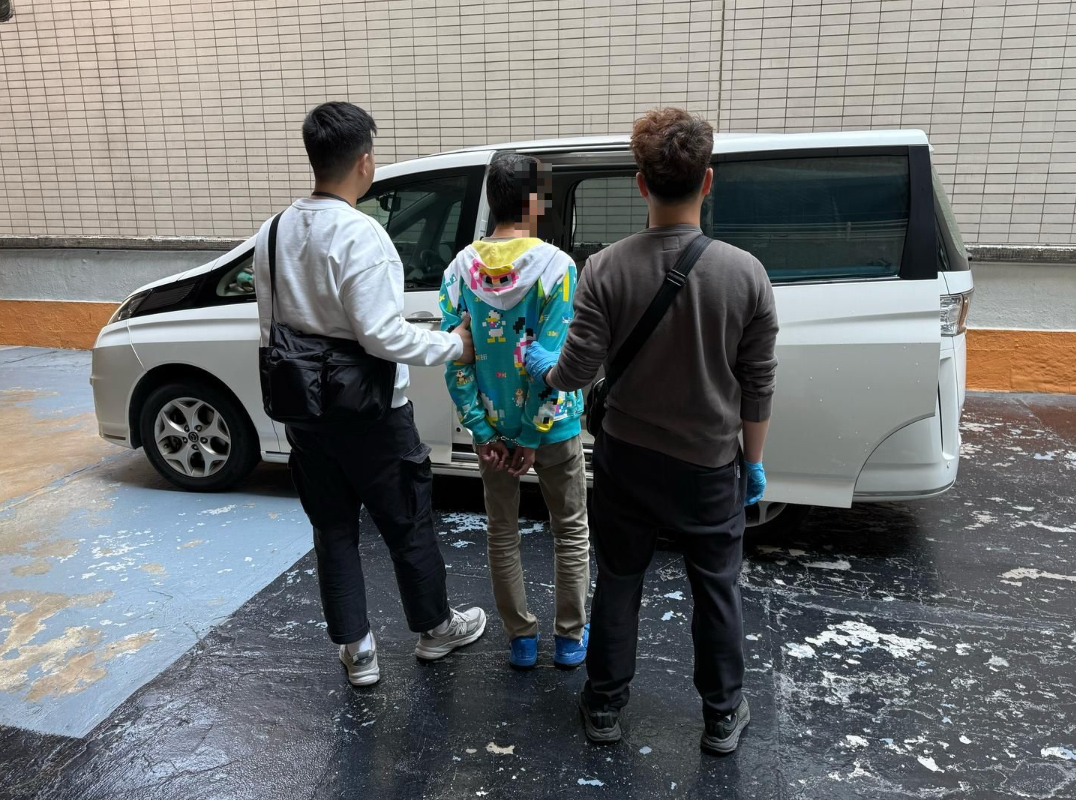 觀塘警區展開反色情行動，突擊搜查觀塘開源道一店舗，檢獲約8106隻色情光碟，貨品總值約16萬並拘捕一名54歲姓徐本地男子，涉嫌「發布淫褻物品」及「管有淫褻物品以供發布」。(警方圖片)