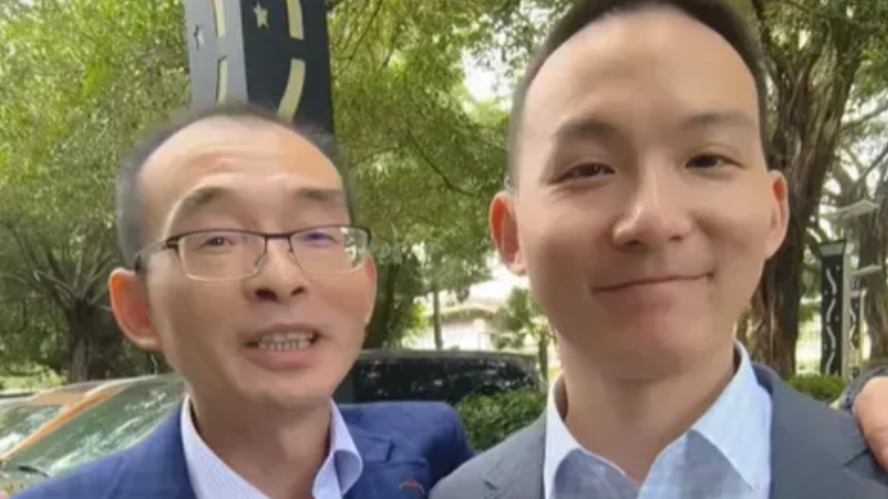 深圳富豪謝岳與被拐走24年兒子重聚 即送300萬名車及銀行卡