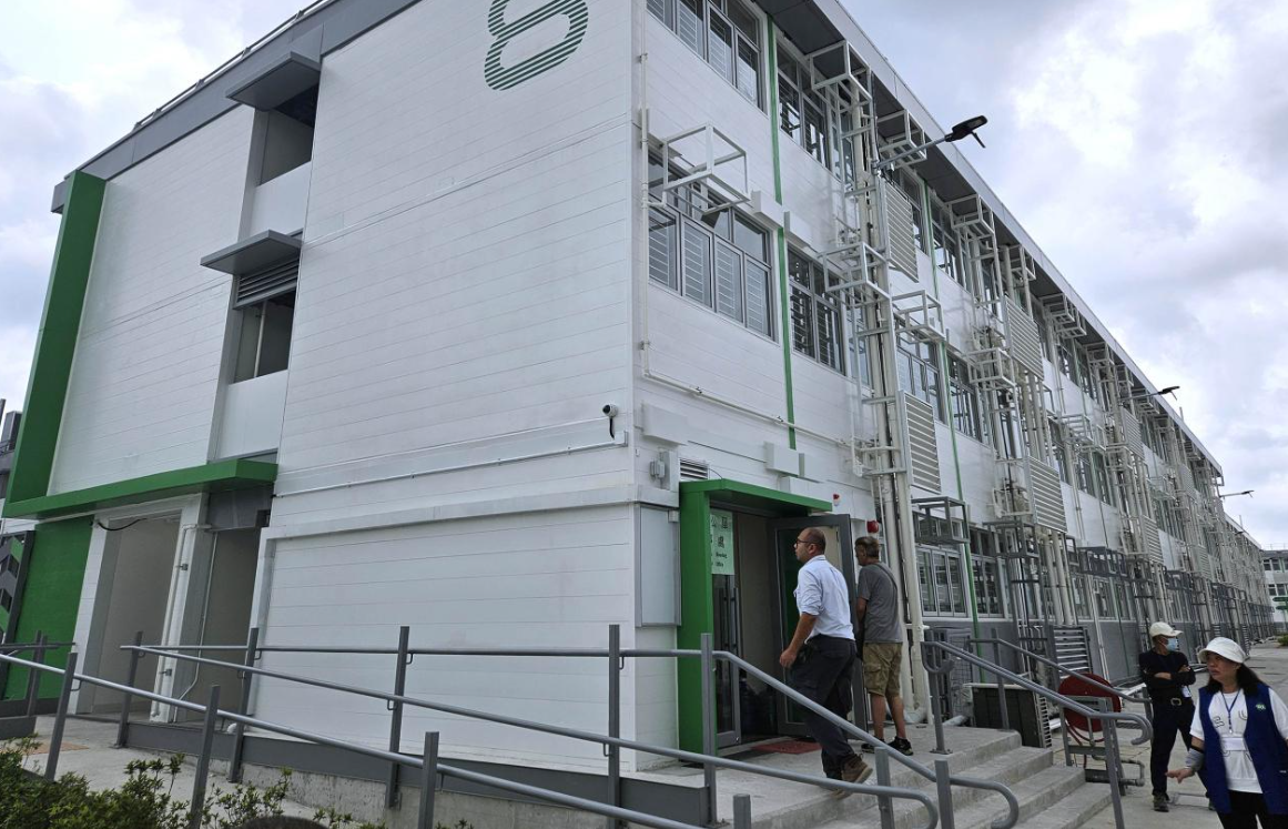 元朗攸壆路首個簡約公屋即日起入伙，整個項目分為南北兩區，住在南區的居民陸續到邨內辦事處領取鎖匙。（港台圖片）