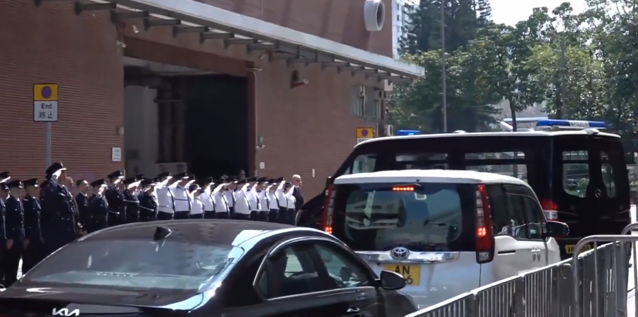 一名水警上月值勤時不適，及後離世，警隊替他舉行榮譽私人喪禮。喪禮在紅磡世界殯儀館舉行，多名警隊高層出席。(有線新聞畫面)