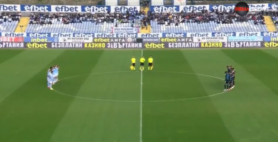 保加利亞一場甲組足球聯賽發生了令人哭笑不得的大烏龍，有球隊誤以為一位名宿離世，於球賽開賽前組織己方及對手球員於中圈默哀，後來才驚覺他仍在生，會方為此道歉。(影片截圖)