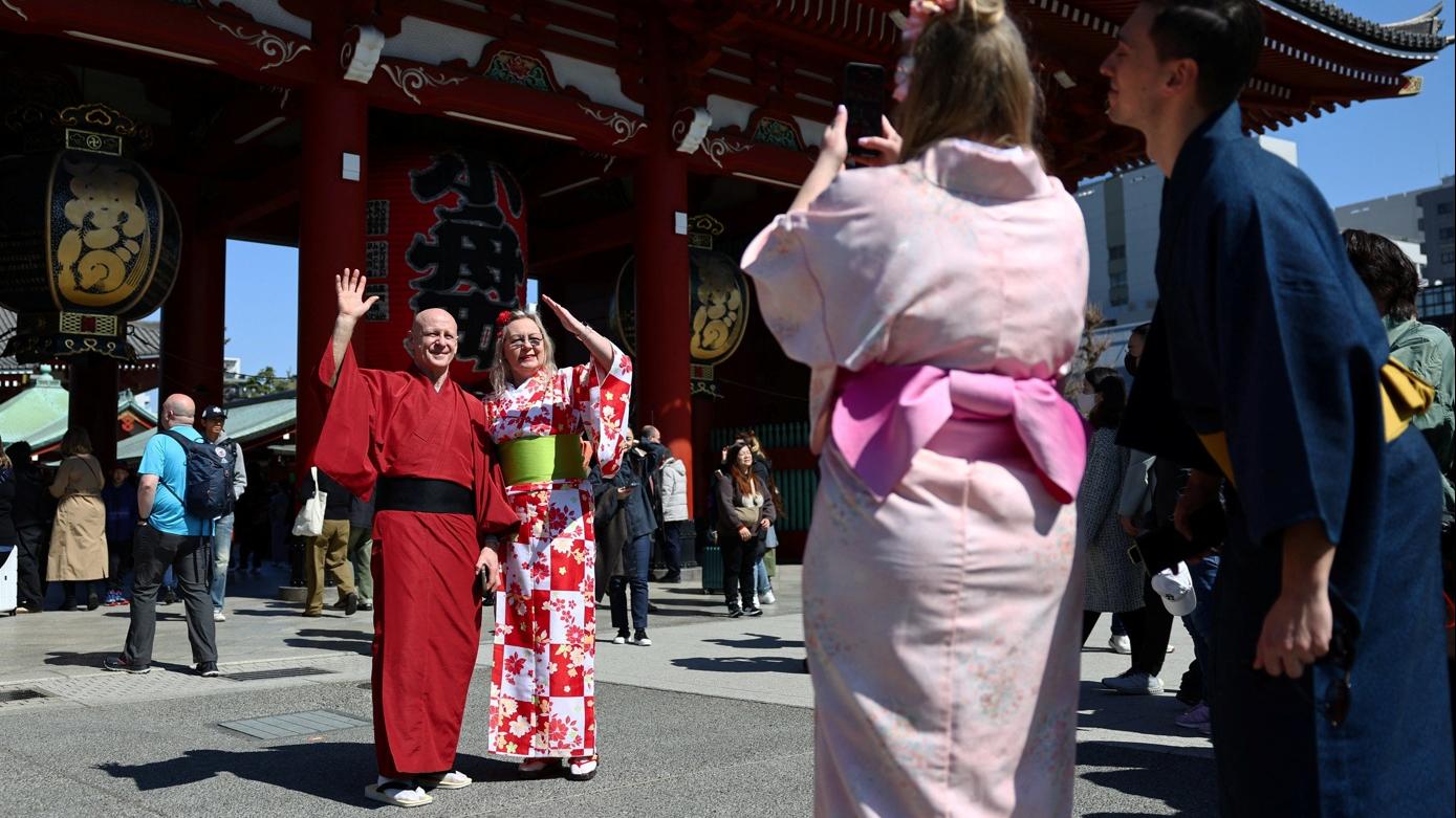東京近日回暖，遊客趁好天氣到名勝淺草寺盡情觀光、打卡。(路透社)