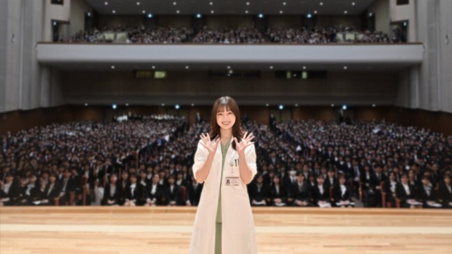 橋本環奈驚喜亮相醫學院入學典禮 為醫科新生打氣