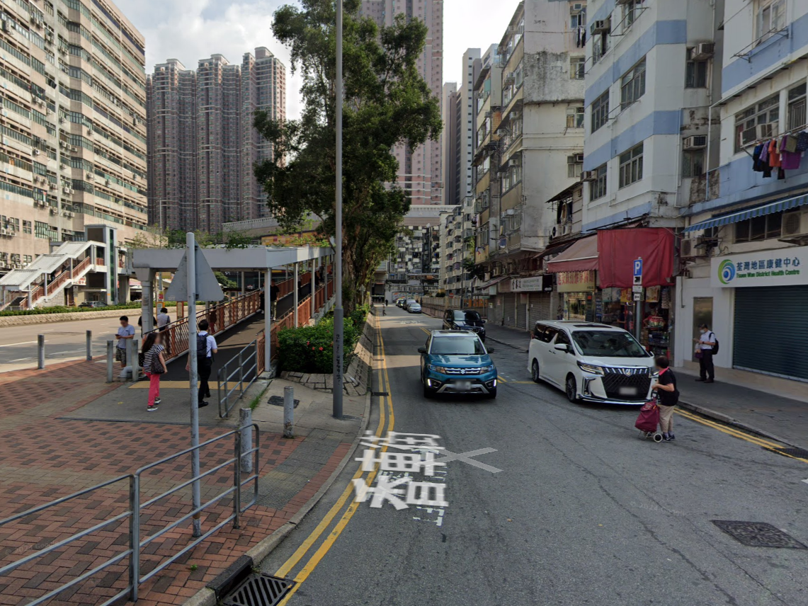 荃灣69歲男疑不滿收告票襲擊交通督導員被捕。(Google街景截圖)