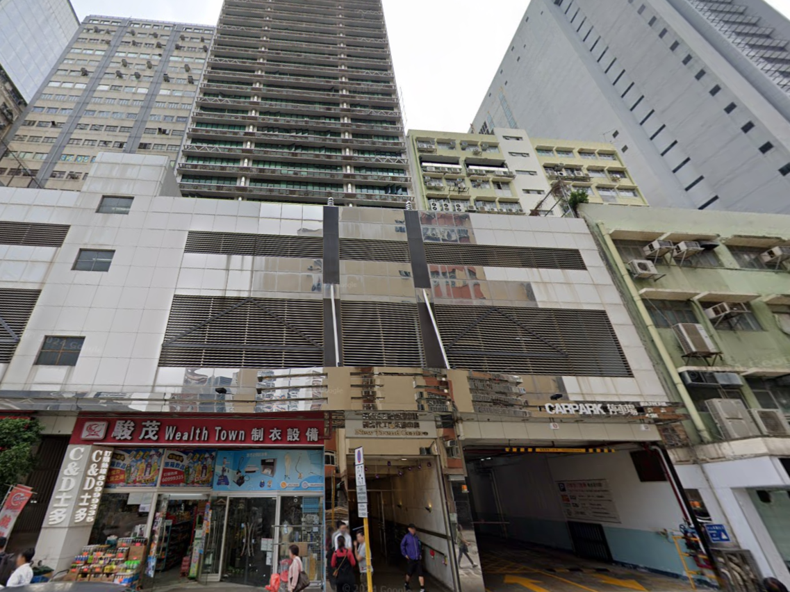 新蒲崗商廈18樓單位墮窗，擊毀平台停車場七人車。(Google街景截圖)