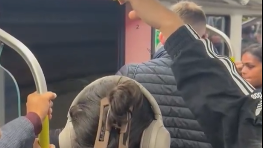 澳洲一輛地鐵列車開着門行駛。(影片截圖)