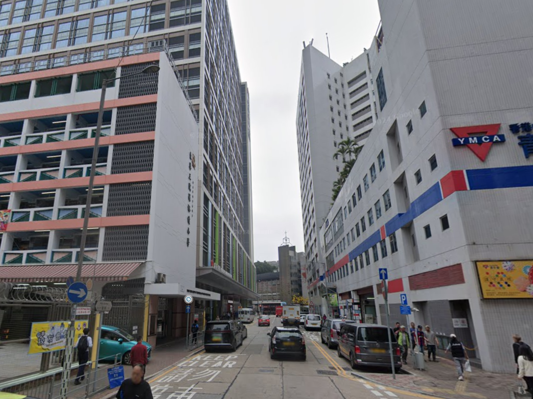 油麻地老翁橫過馬路遭貨VAN撞，受傷送院治理。(Google街景截圖)