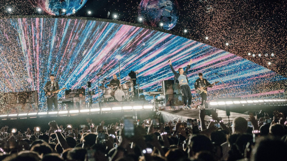 Coldplay演唱會在啟德體育園上演，清潔公司經理帶東主父子免費「睇騷」，3人同被捕