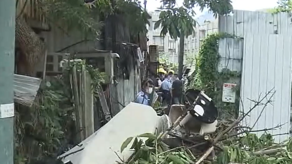 洪水橋大道村一間鐵皮村屋內，驚現一具燒焦遺體，警方等到場調查。