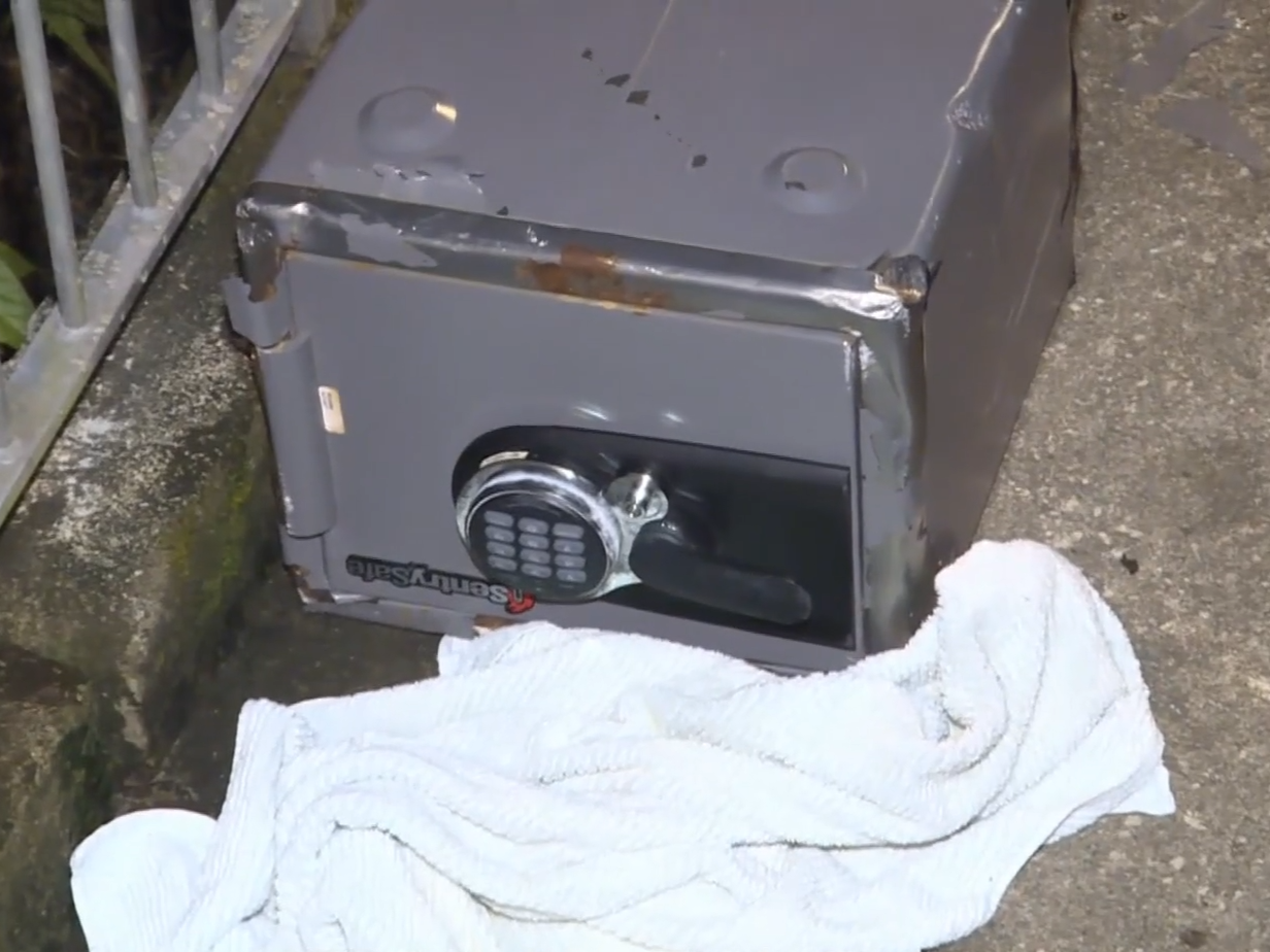賊人疑因太重而將該保險箱棄置後逃去。(有線新聞截圖)
