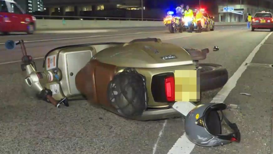 西九龍公路的士電單車相撞，鐵騎士昏迷送院，的士司機涉危駕被捕。(有線新聞截圖)