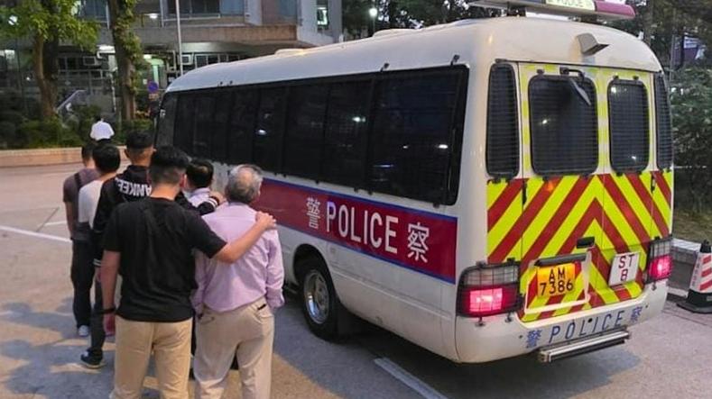 警聯房署沙田打擊街頭聚賭，拘12男女最年長85歲。(警方相片)