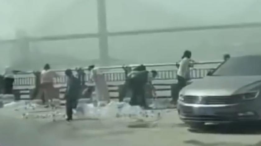 重慶驚見「放生礦泉水」奇景，網民：佛祖看了都搖頭。(微博)