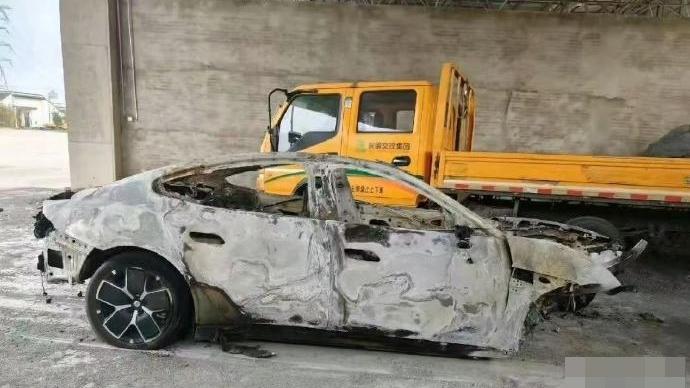 小米SU7爆炸奪3命，內地推電池新規限300次快充「不起火不爆炸」。(微博)