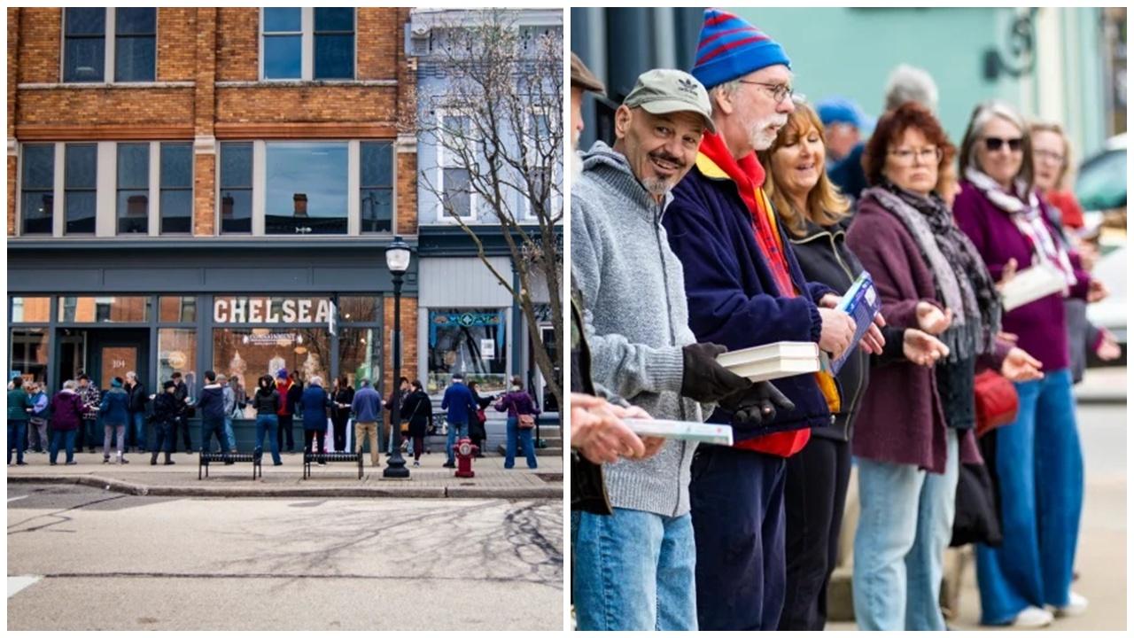 書店搬遷滿載人情味，居民組人鏈接力搬9100本書。(X)