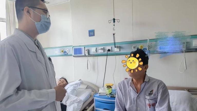 重慶男除襪後習慣嗅一嗅，肺部遭真菌感染，兩眼充血咳不停。(微博)