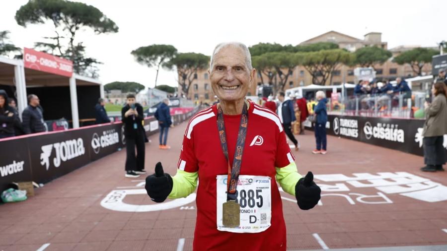 92歲老翁跑30年馬拉松，速度今年勝舊年。(X)