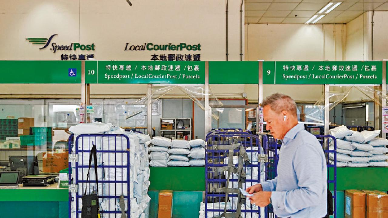 美國下月徵中港小額包裹關稅增至90% 特區政府斥行為野蠻  郵政將暫停寄件美國 物流業界：為電商帶來毀滅性影響