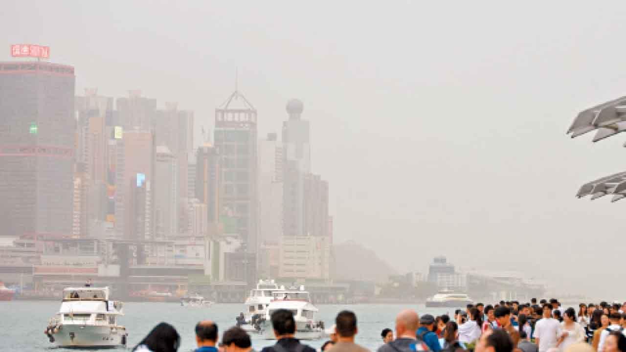 沙塵氣流襲港料持續兩日 懸浮粒子直飆35倍 空氣污染近嚴重水平 醫生籲心肺差人士應留室內