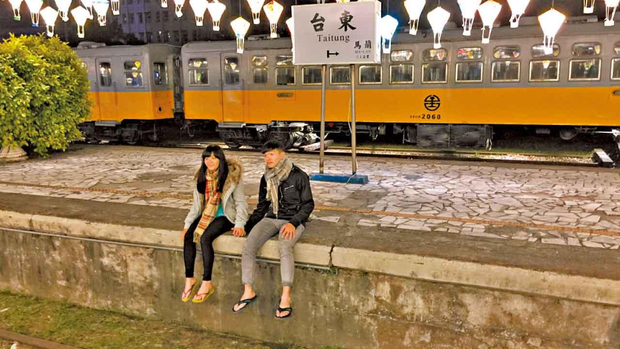 夜遊台東必到鐵花新聚落