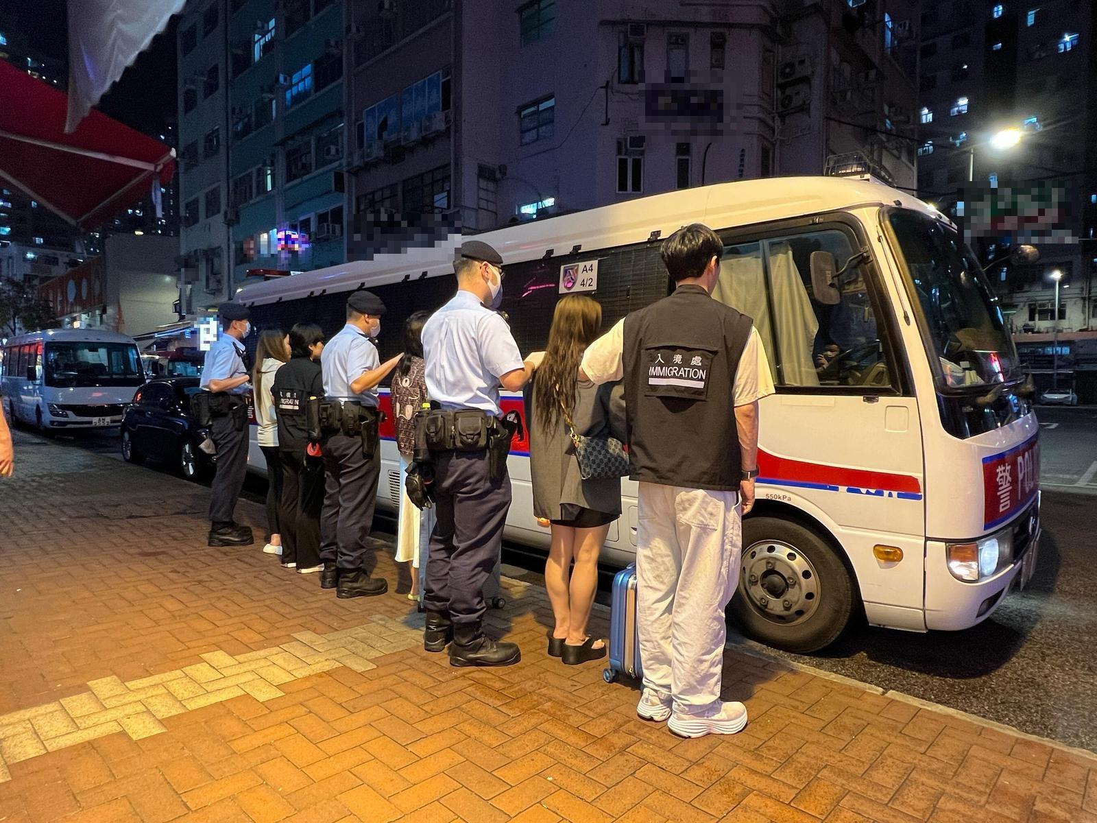 警聯同入境處多區反黑工掃黃拘27人，年齡介乎26至68歲。(警方圖片)