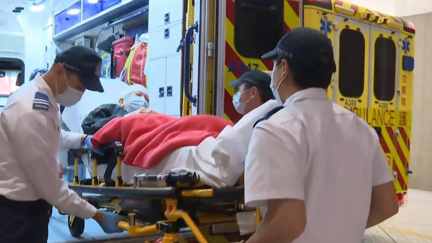 七旬婦於大角咀家中遭天花石屎擊中送院。（有線電視新聞截圖）