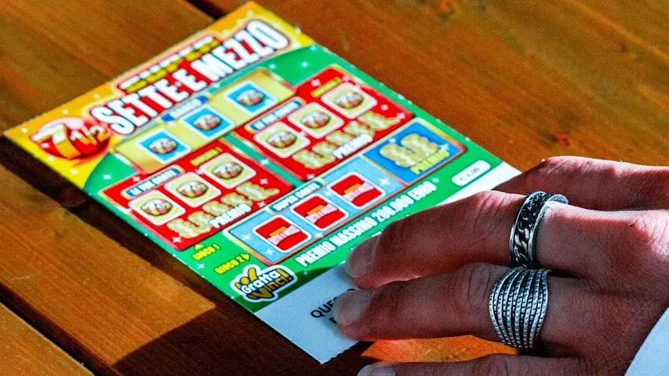 美國男幫母親搬家具發現一疊刮刮樂　喜中39萬