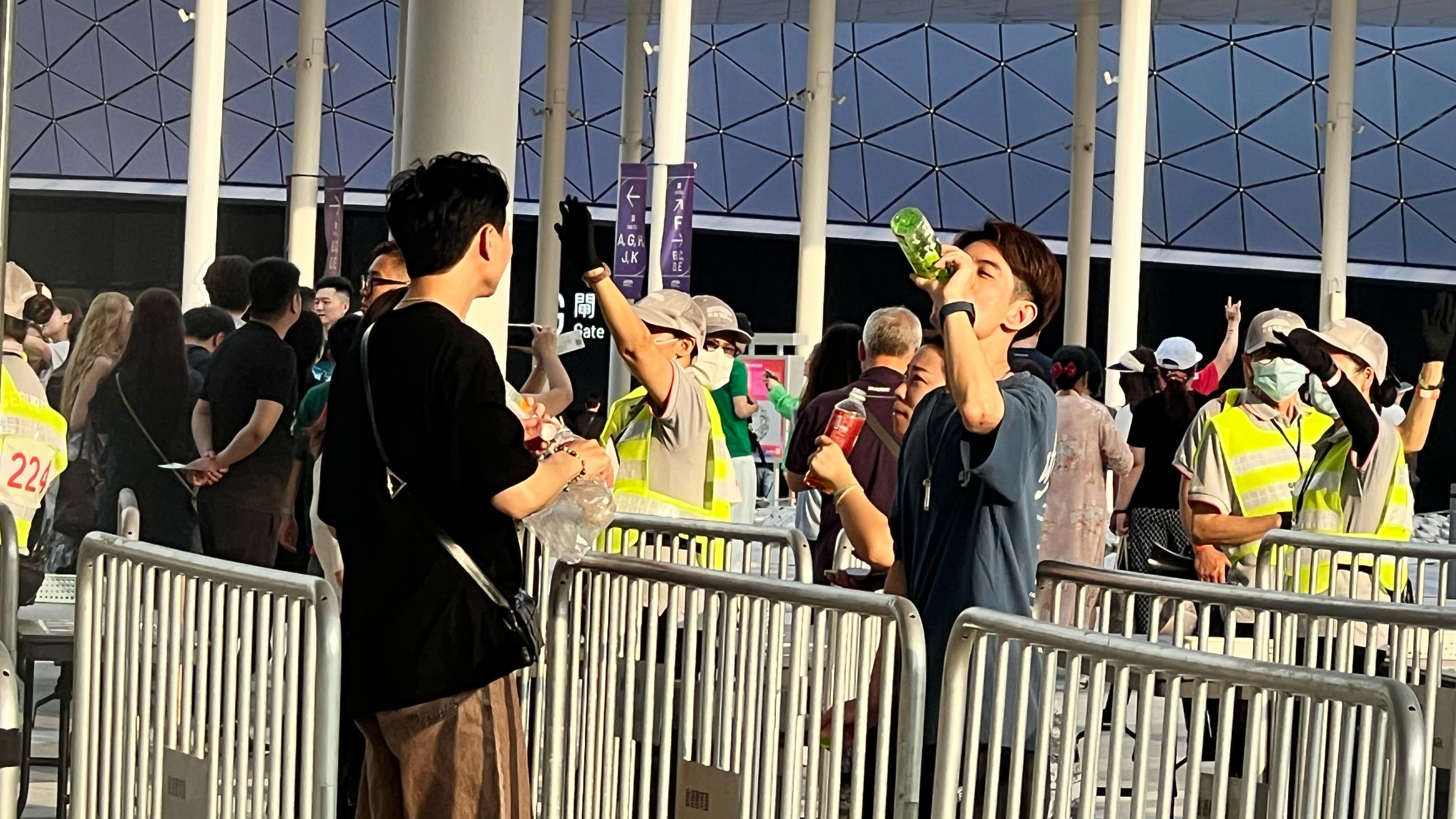 謝霆鋒演唱會2025｜黃昏6時開始進場 觀眾入場前「碰樽」隊支裝飲品