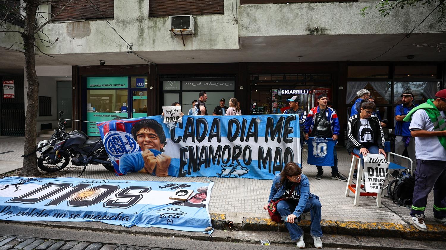 阿根廷球迷法庭外拉起馬勒當拿的標語。(路透社)