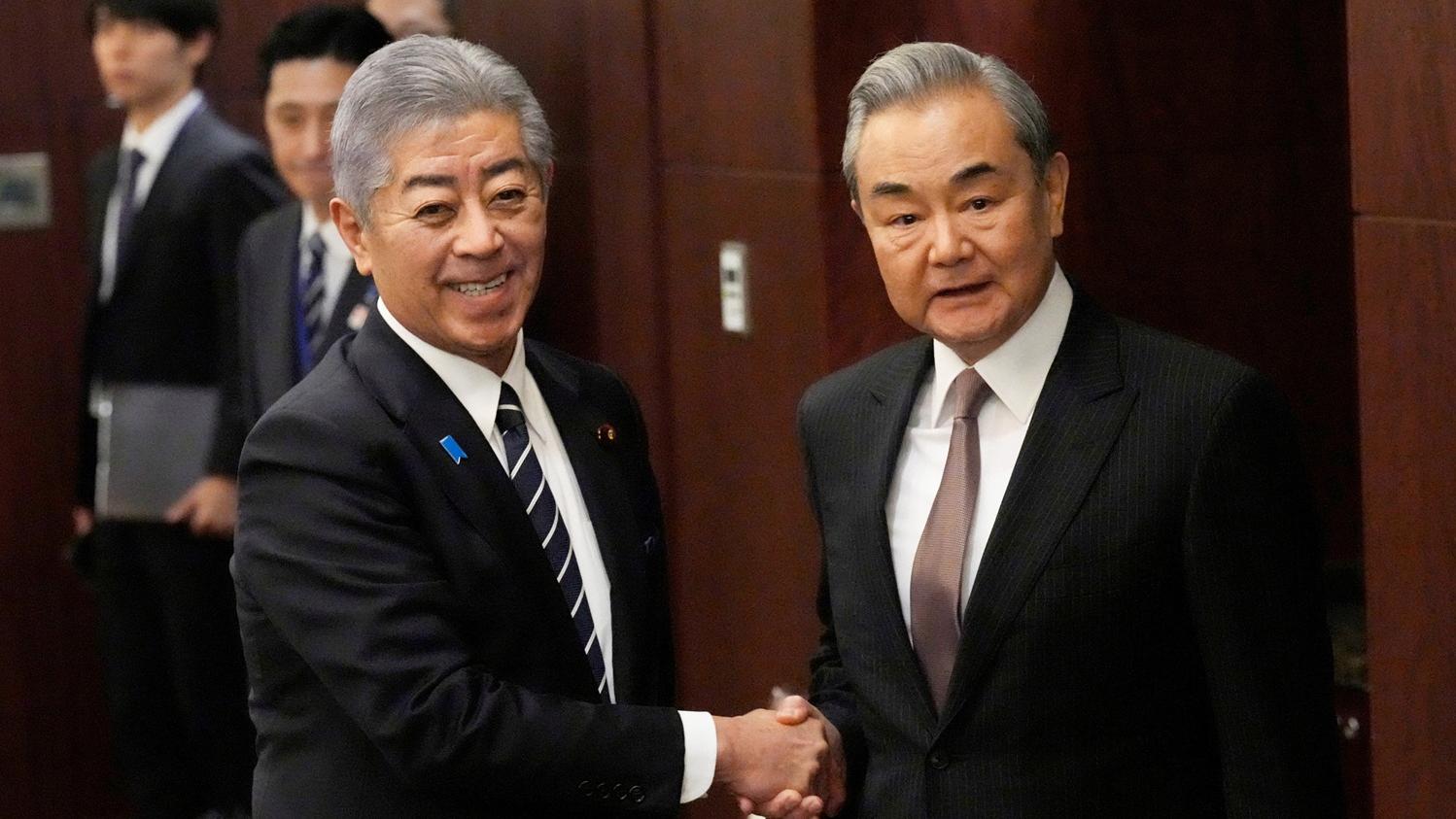 日本外相岩屋毅與外長王毅會面。(路透社)