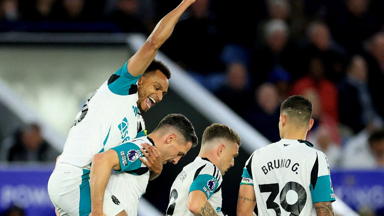 積及梅菲個人攻入兩球，為紐卡素大勝李斯特城。(路透社)