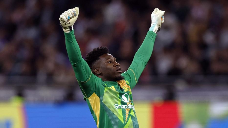 奧拿拿兩個犯錯，令曼聯首回合被里昂迫和2:2。(路透社)