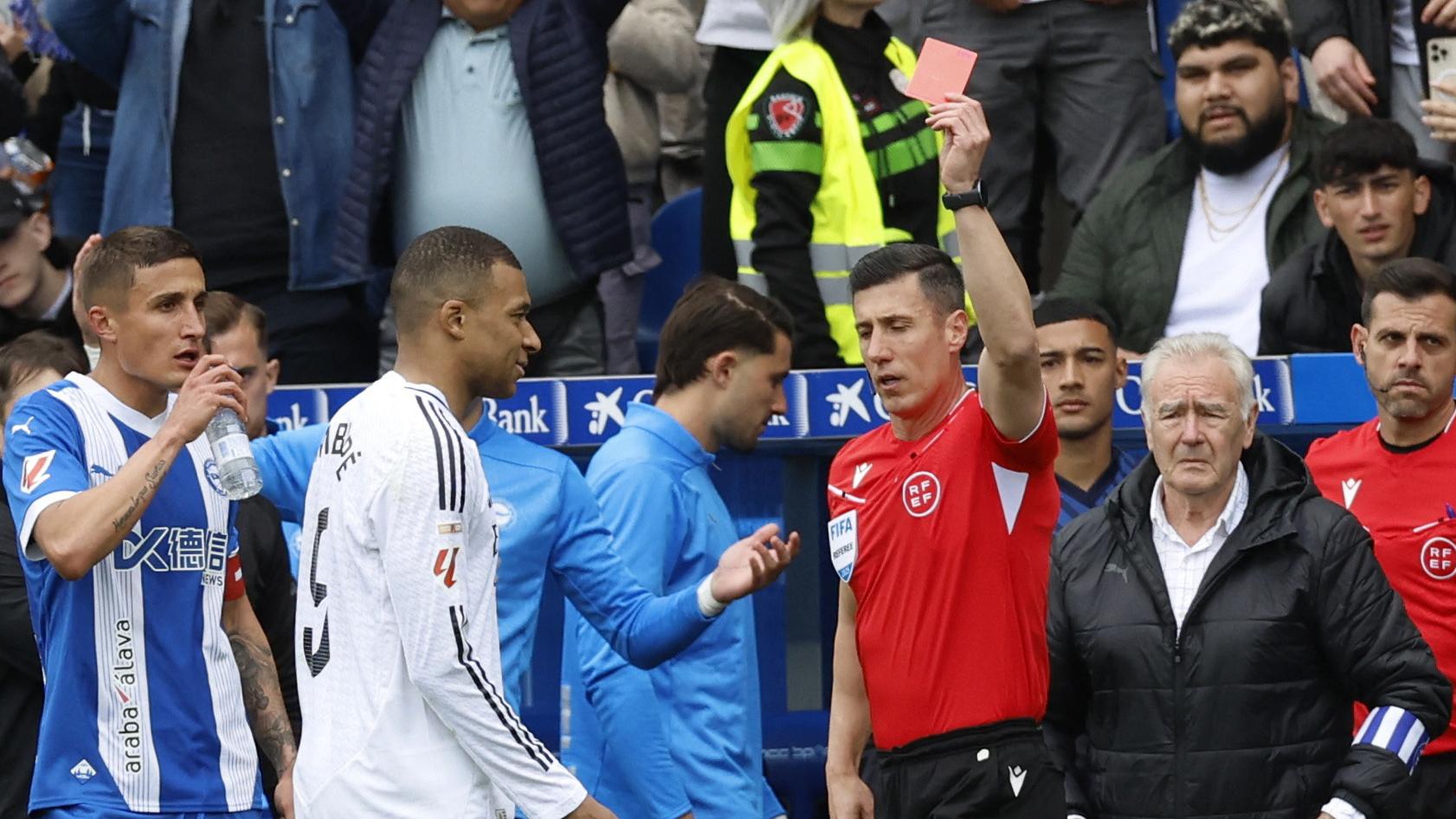 麥巴比的魯莽攔截，令他領紅牌被逐。(路透社)