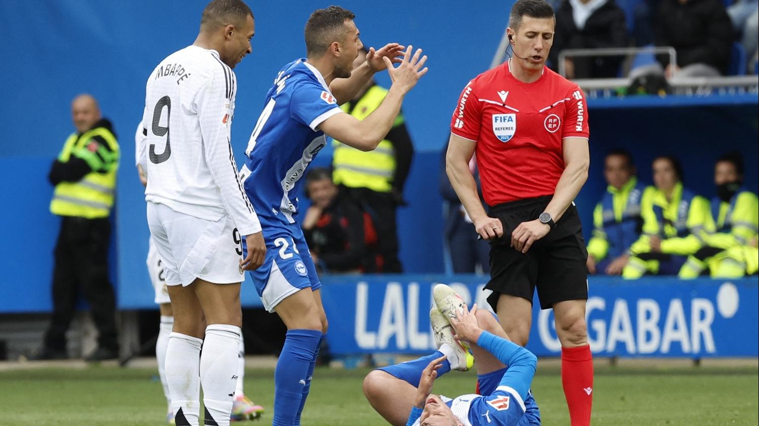 麥巴比在對艾拉維斯的比賽因魯莽攔截被逐。(路透社)