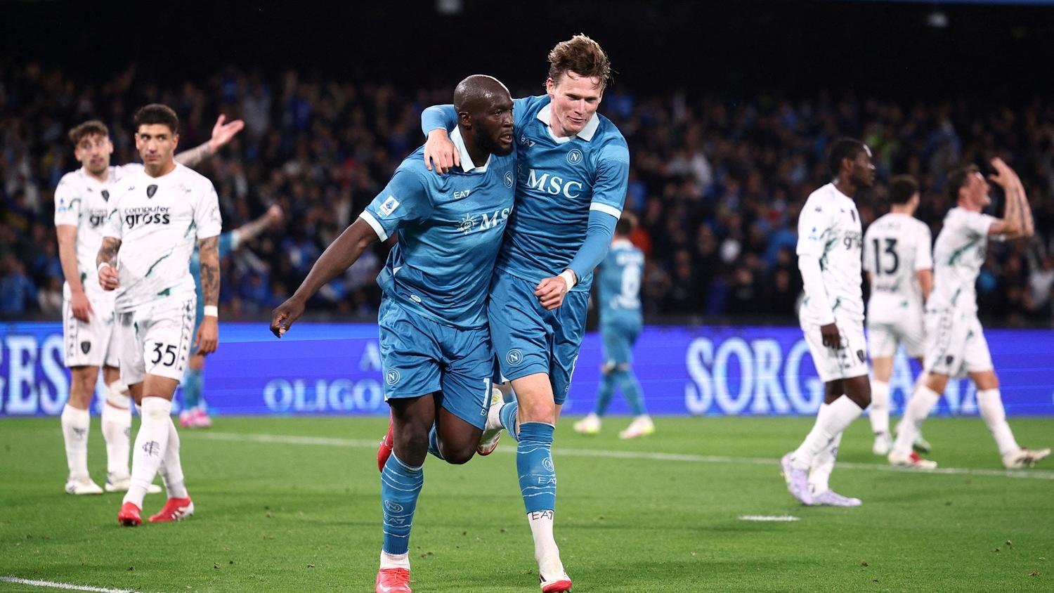 盧卡古與麥湯米尼包辦拿玻里3個入球，協助球隊3:0贏安玻里。(路透社)