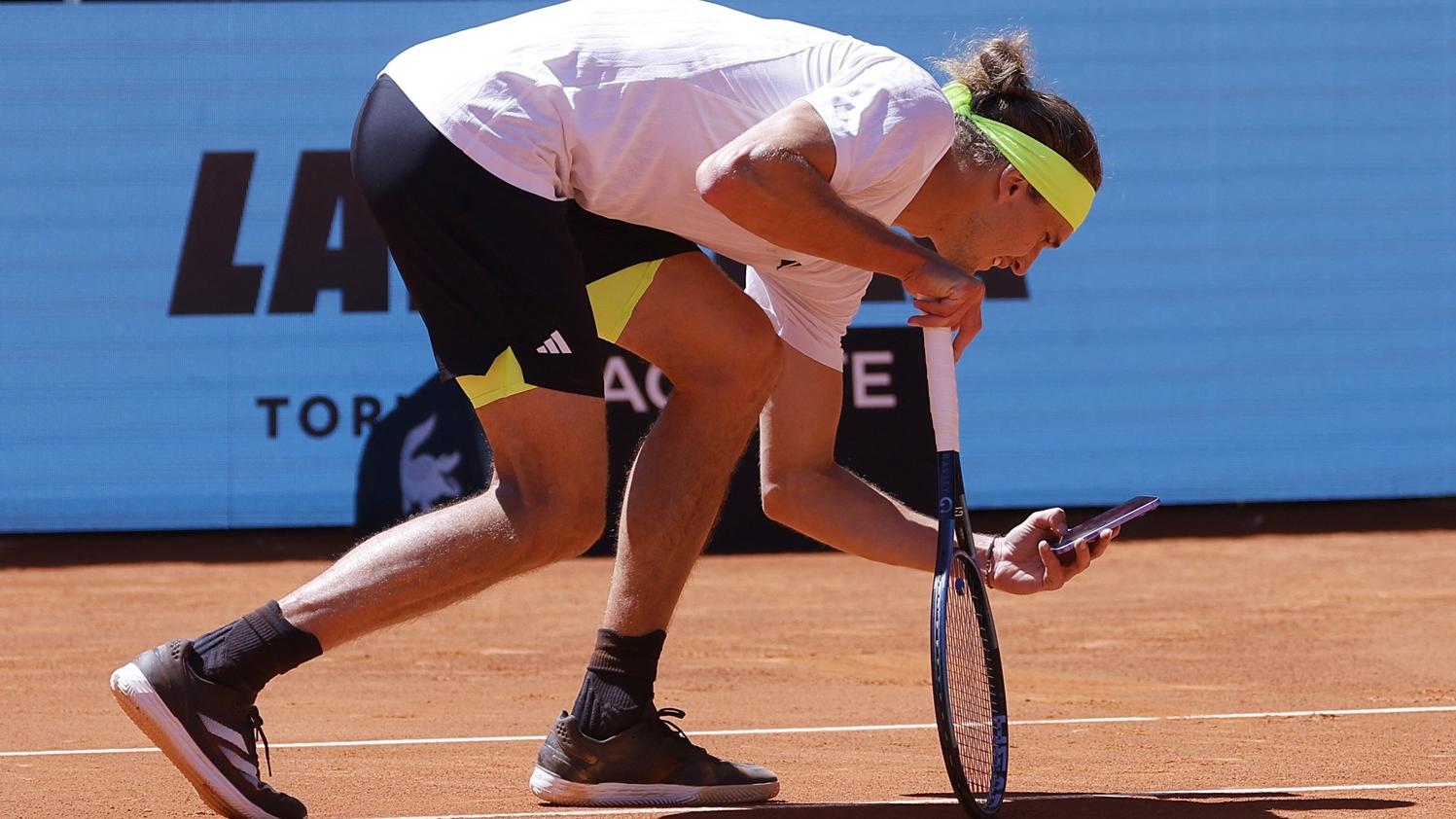 施維列夫用手機拍下泥地上的印記，被球證以不君子行為警告。(路透社)