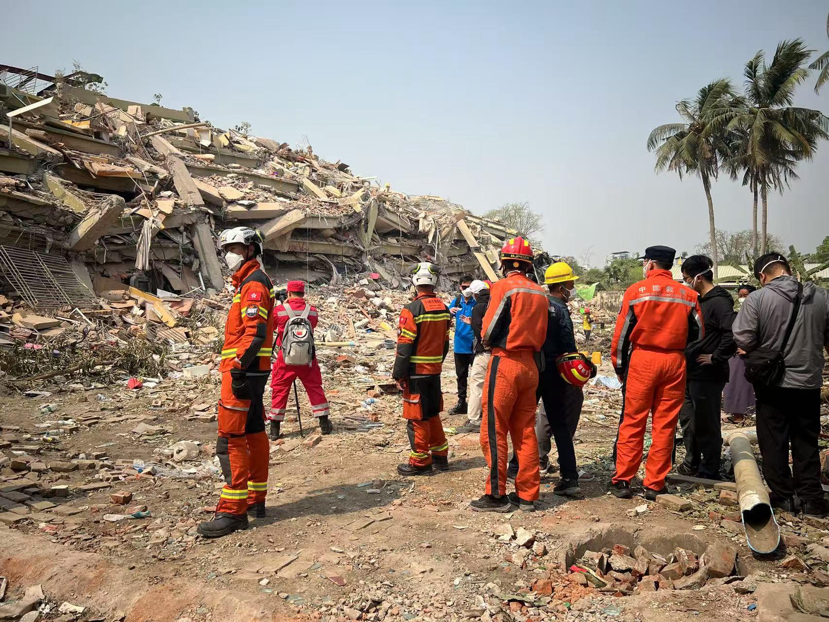 緬甸地震｜特區救援隊與國家救援隊在一受災區域進行首次聯合行動。(保安局FB)