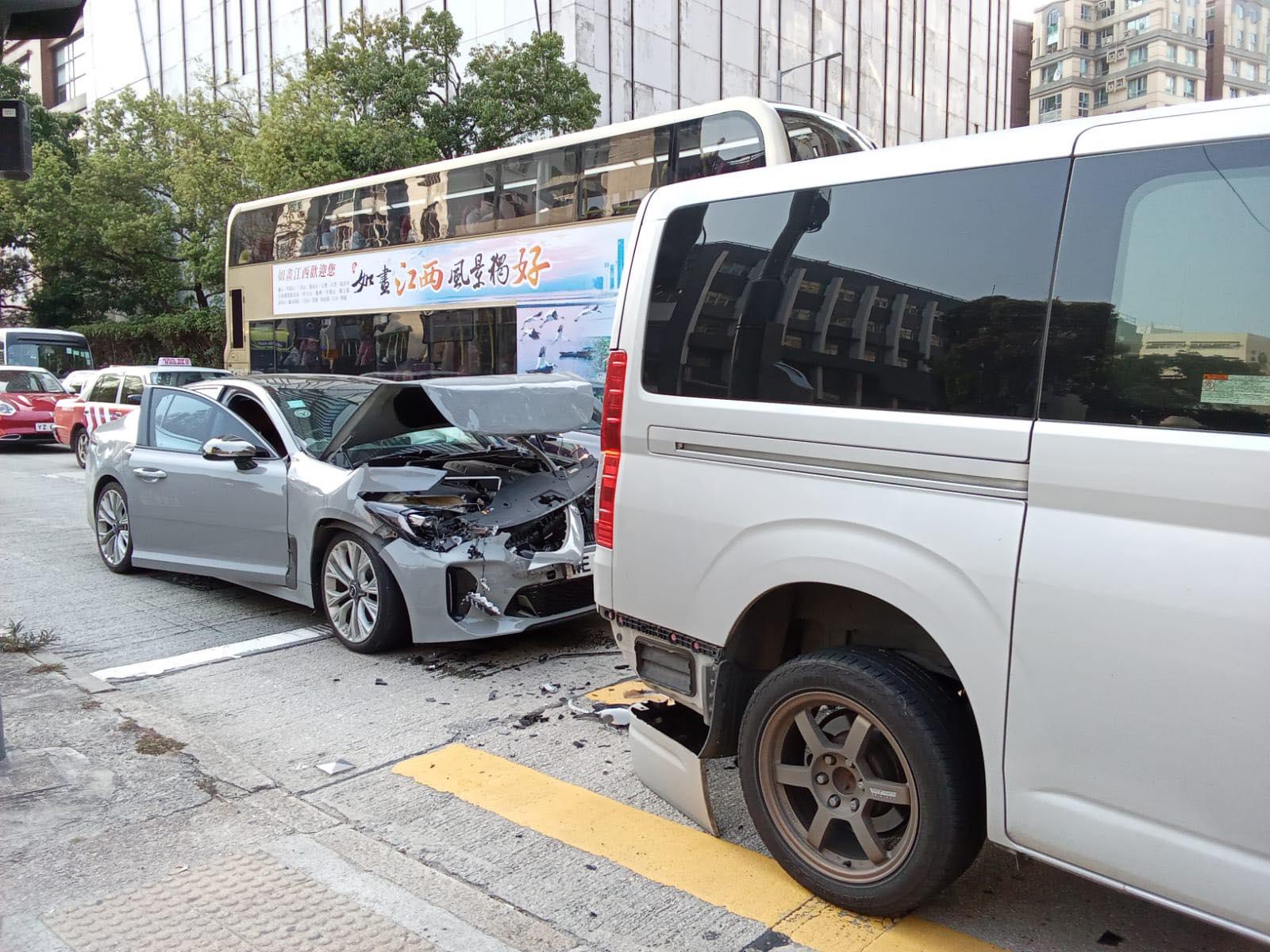 九龍城私家車撞貨Van，兩人受傷送院。(車cam L(香港群組)Facebook)