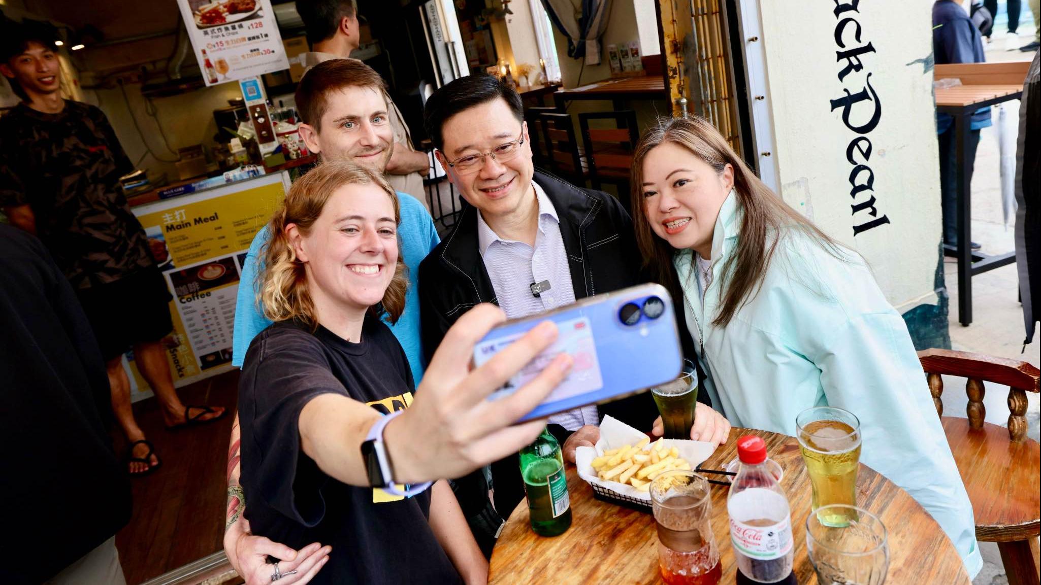 李家超在復活節假期到大澳落區