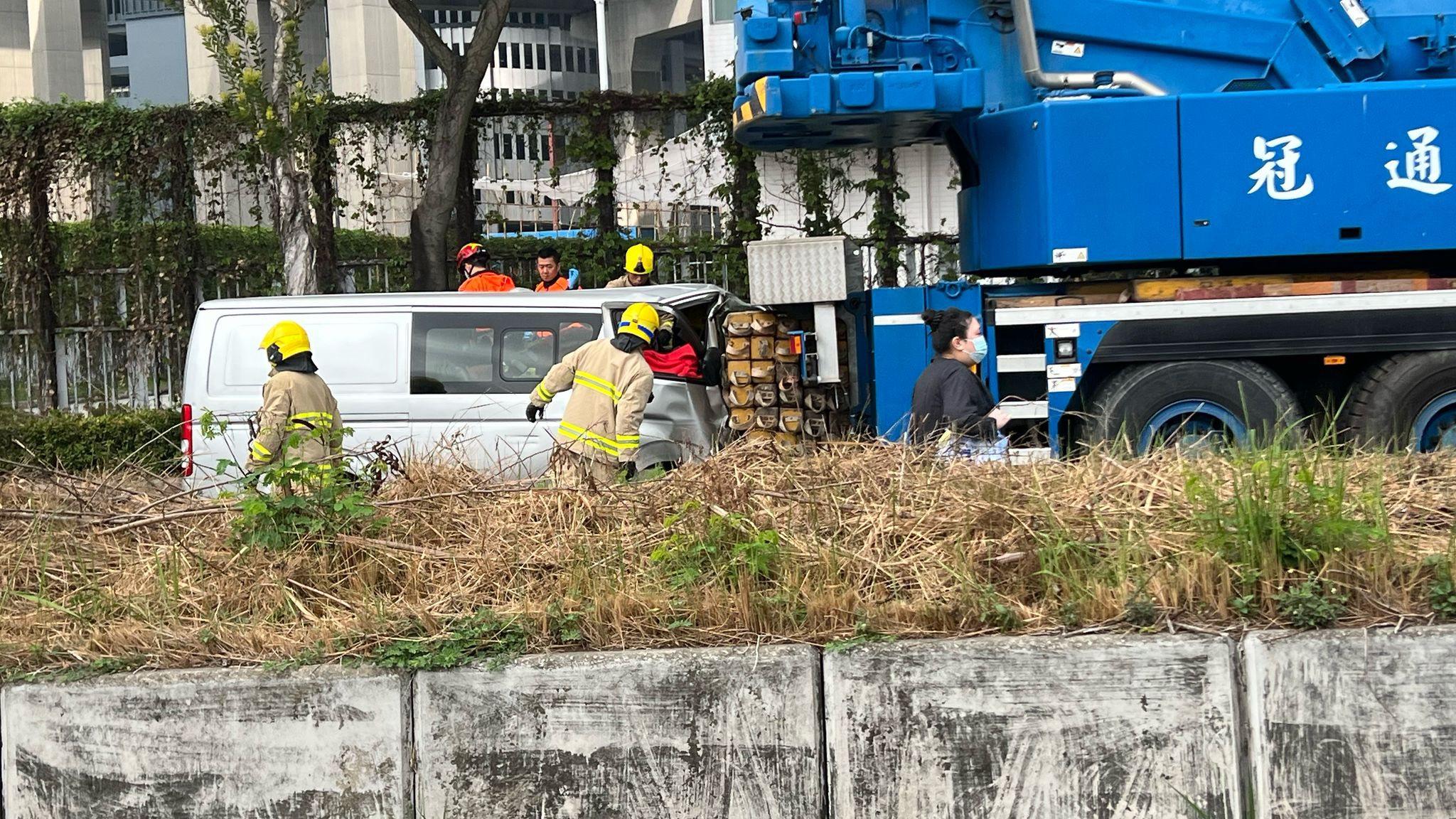 青衣航運路客貨車直撞吊臂車，司機被困。（fb「車cam L（香港群組）」圖片）