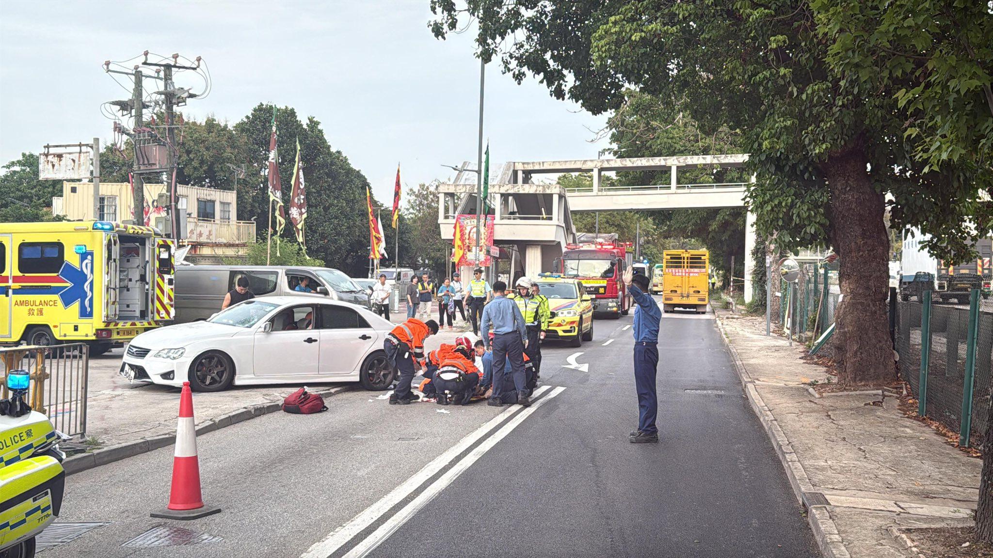 上水古洞老翁捱私家車撞倒臥馬路，大批人員包圍救援。(香港突發事故報料區2.0)