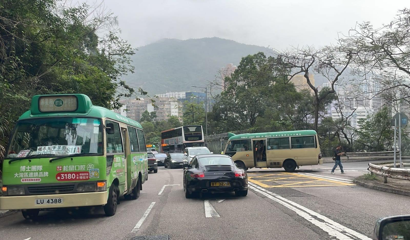 火炭穗禾路兩綠Van相撞，4人受傷送院。(馬路的事(即時交通資訊區）)