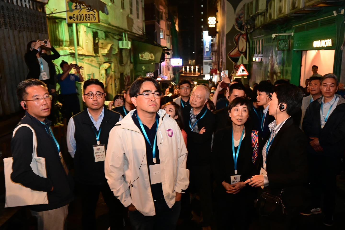 酒牌局警方食環署等跨部門聯合夜巡 視察持酒牌處所 (@fb香港警察 Hong Kong Police )