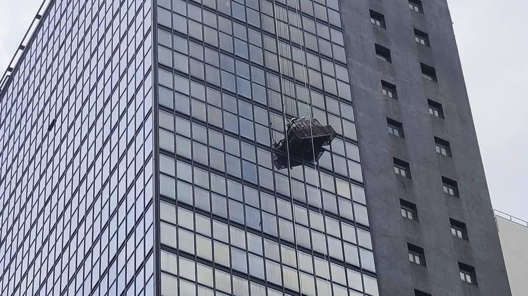 灣仔發生工人被困吊船意外。（fb「馬路的事 (即時交通資訊台)」圖片）