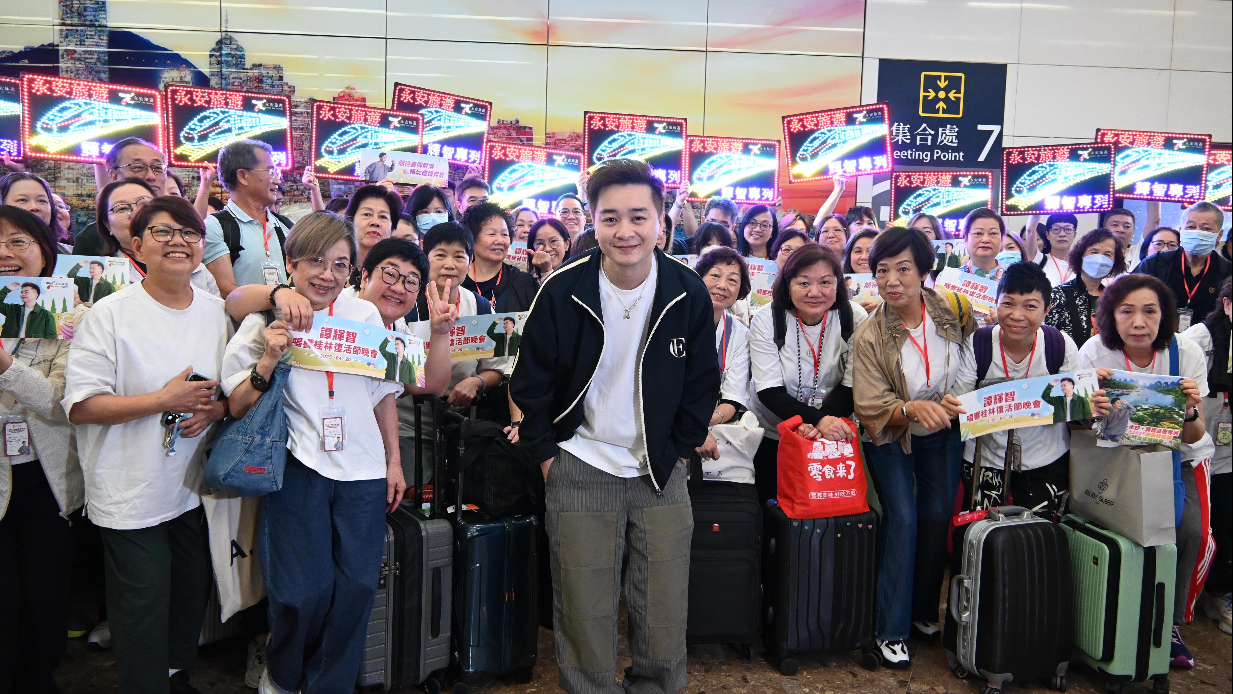 譚輝智首乘高鐵大叫興奮 預告入場睇謝霆鋒啟德騷